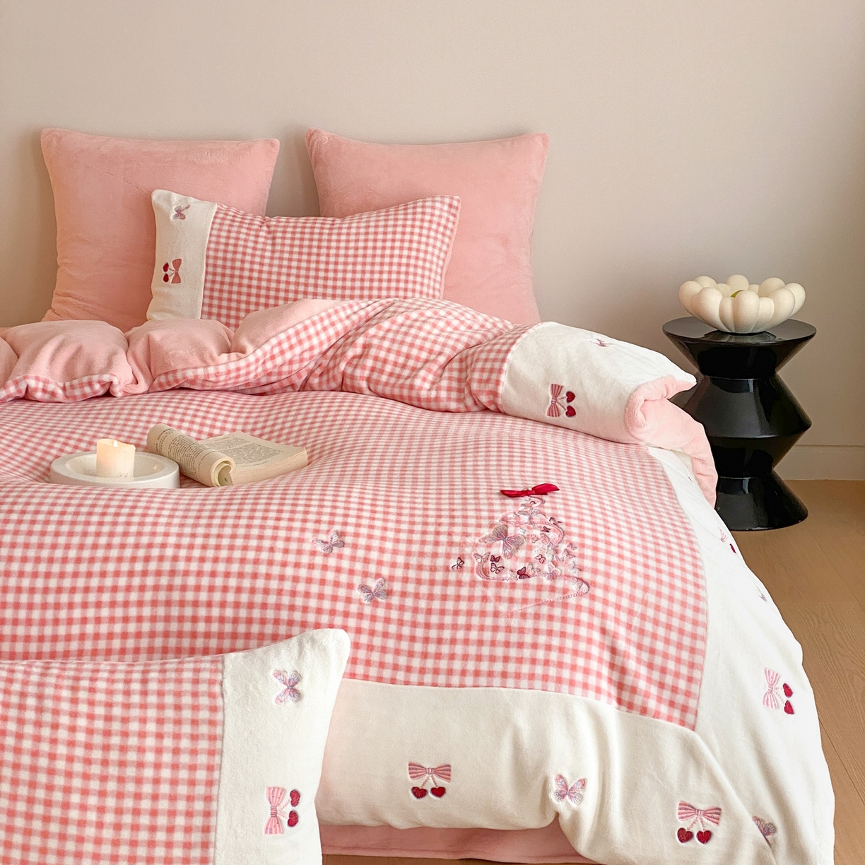 91家纺网 家纺一手货源 找家纺 （总）曼布缇 2025秋冬新款工艺款加厚牛奶绒绣花四件套-甜心（会员减20，券后268起）