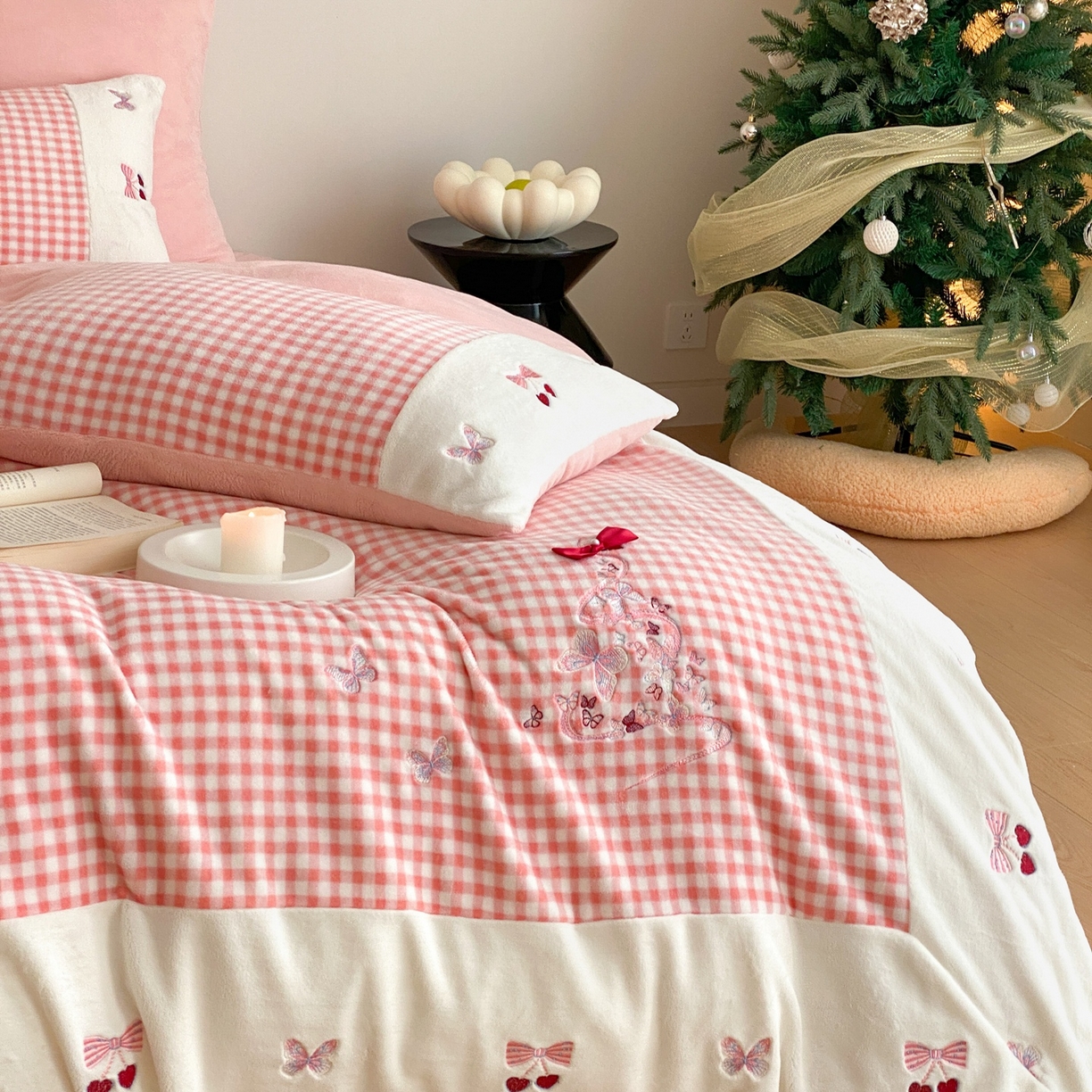 91家纺网 家纺一手货源 找家纺 （总）曼布缇 2025秋冬新款工艺款加厚牛奶绒绣花四件套-甜心（会员减20，券后268起）