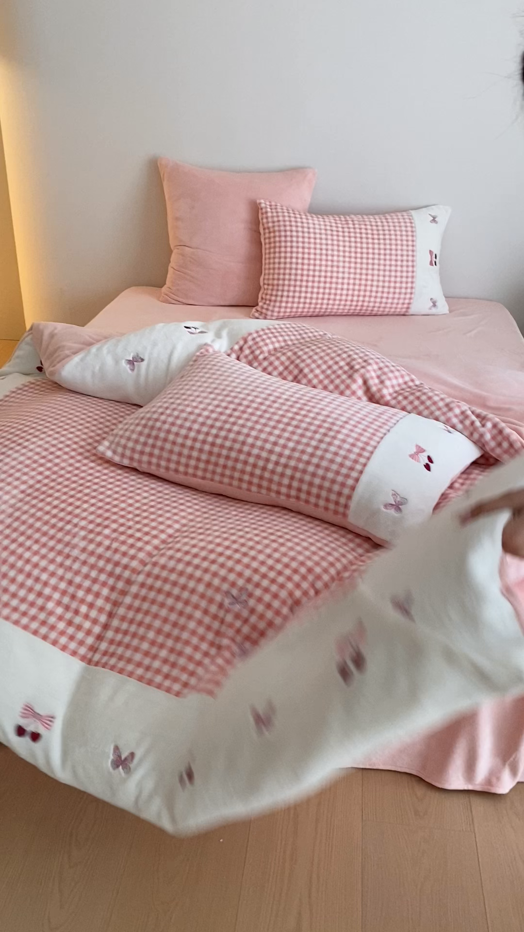 91家纺网 家纺一手货源 找家纺 （总）曼布缇 2025秋冬新款工艺款加厚牛奶绒绣花四件套-甜心（会员减20，券后268起）