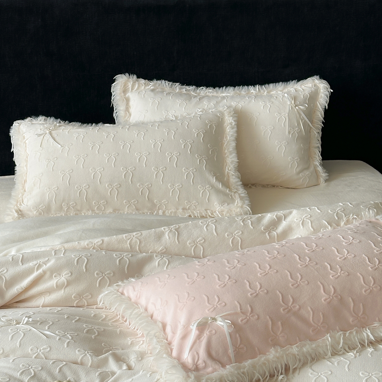 91家纺网 家纺一手货源 找家纺 （总）佳汐蓝家纺 2025秋冬新款230g牛奶绒雕花+立体蝴蝶结+韩式羽毛花边四件套--维密