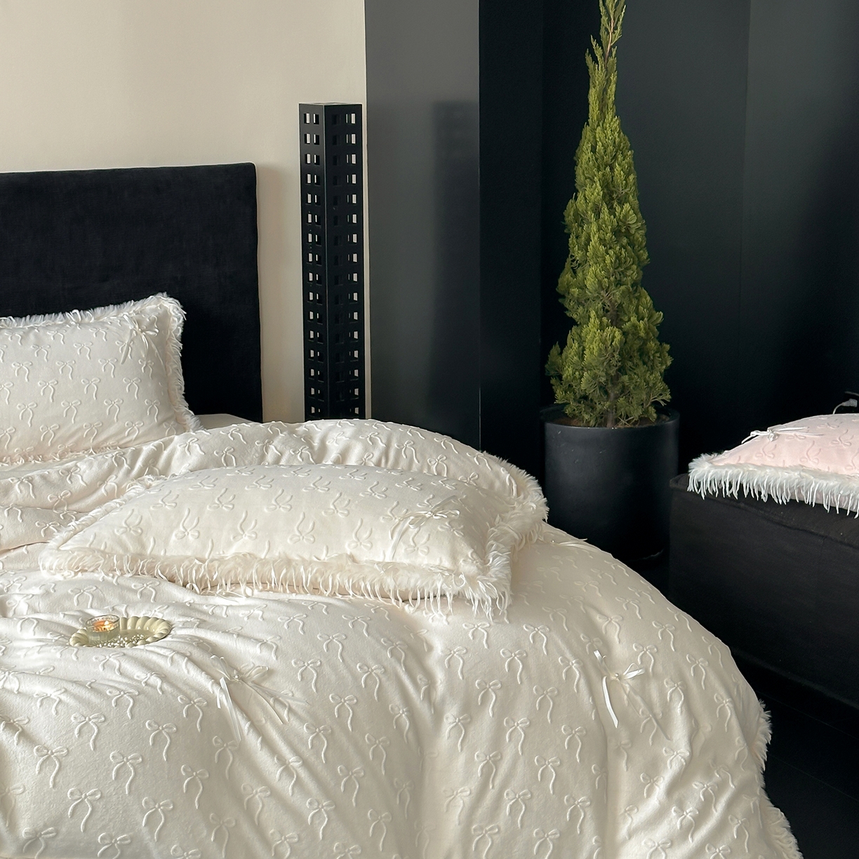 91家纺网 家纺一手货源 找家纺 （总）佳汐蓝家纺 2025秋冬新款230g牛奶绒雕花+立体蝴蝶结+韩式羽毛花边四件套--维密