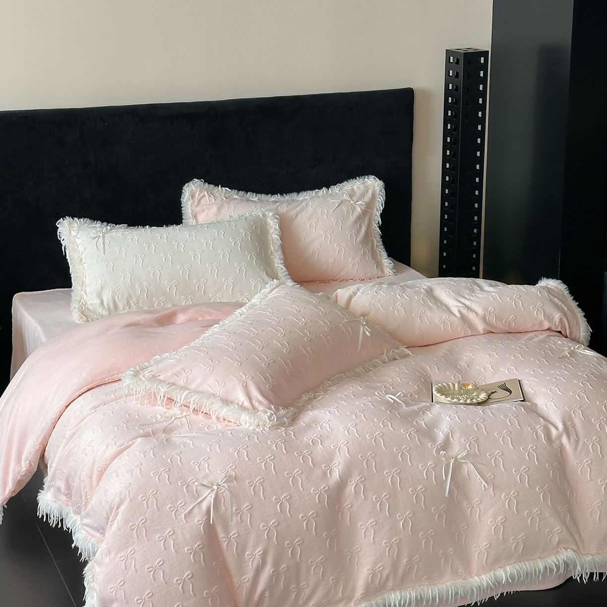 91家纺网 家纺一手货源 找家纺 佳汐蓝家纺 2025秋冬新款230g牛奶绒雕花+立体蝴蝶结+韩式羽毛花边四件套--维密 维密-粉色