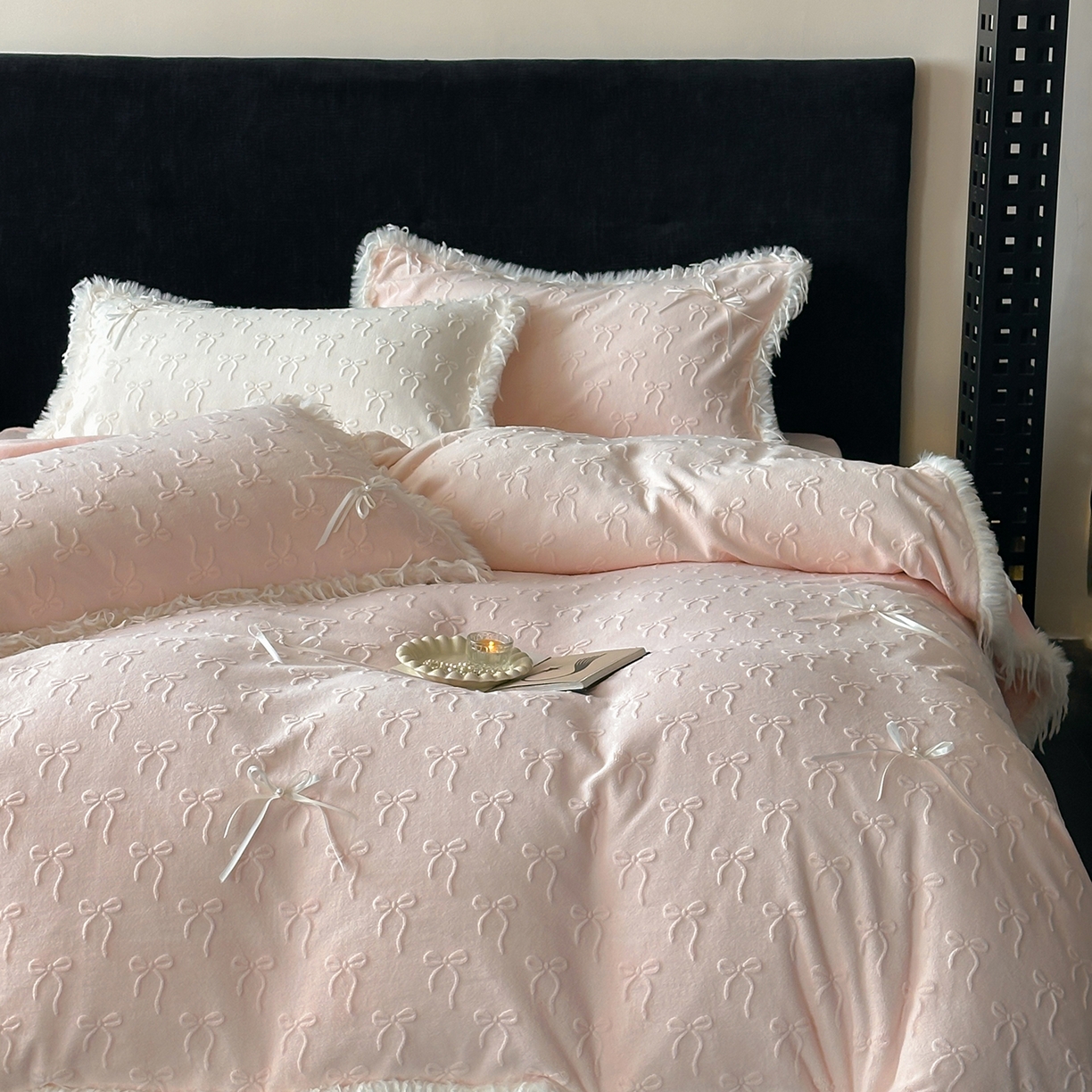 91家纺网 家纺一手货源 找家纺 佳汐蓝家纺 2025秋冬新款230g牛奶绒雕花+立体蝴蝶结+韩式羽毛花边四件套--维密 维密-粉色