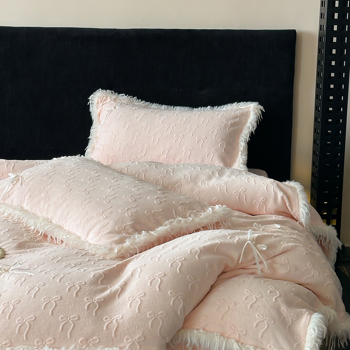 91家纺网 家纺一手货源 找家纺 佳汐蓝家纺 2025秋冬新款230g牛奶绒雕花+立体蝴蝶结+韩式羽毛花边四件套--维密 维密-粉色