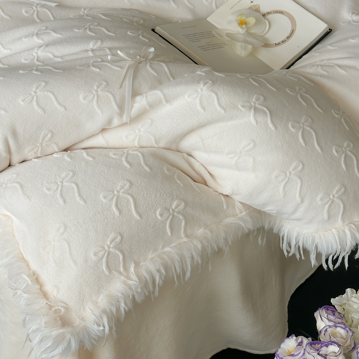 91家纺网 家纺一手货源 找家纺 佳汐蓝家纺 2025秋冬新款230g牛奶绒雕花+立体蝴蝶结+韩式羽毛花边四件套--维密 维密-白色