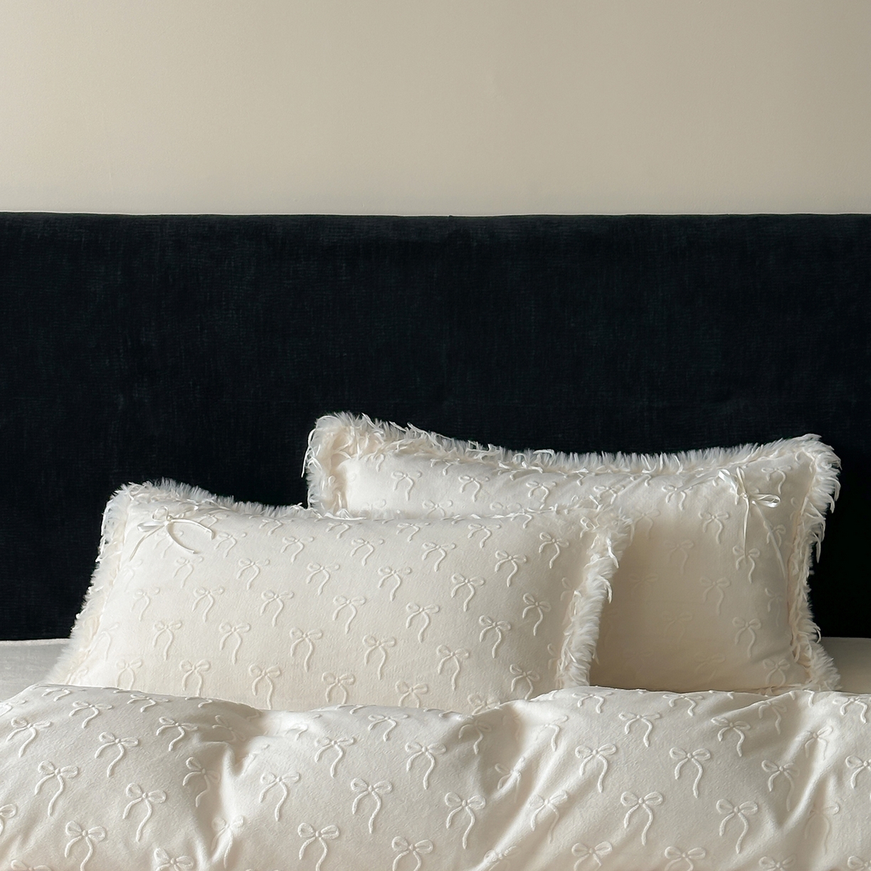 91家纺网 家纺一手货源 找家纺 （总）佳汐蓝家纺 2025秋冬新款230g牛奶绒雕花+立体蝴蝶结+韩式羽毛花边四件套--维密