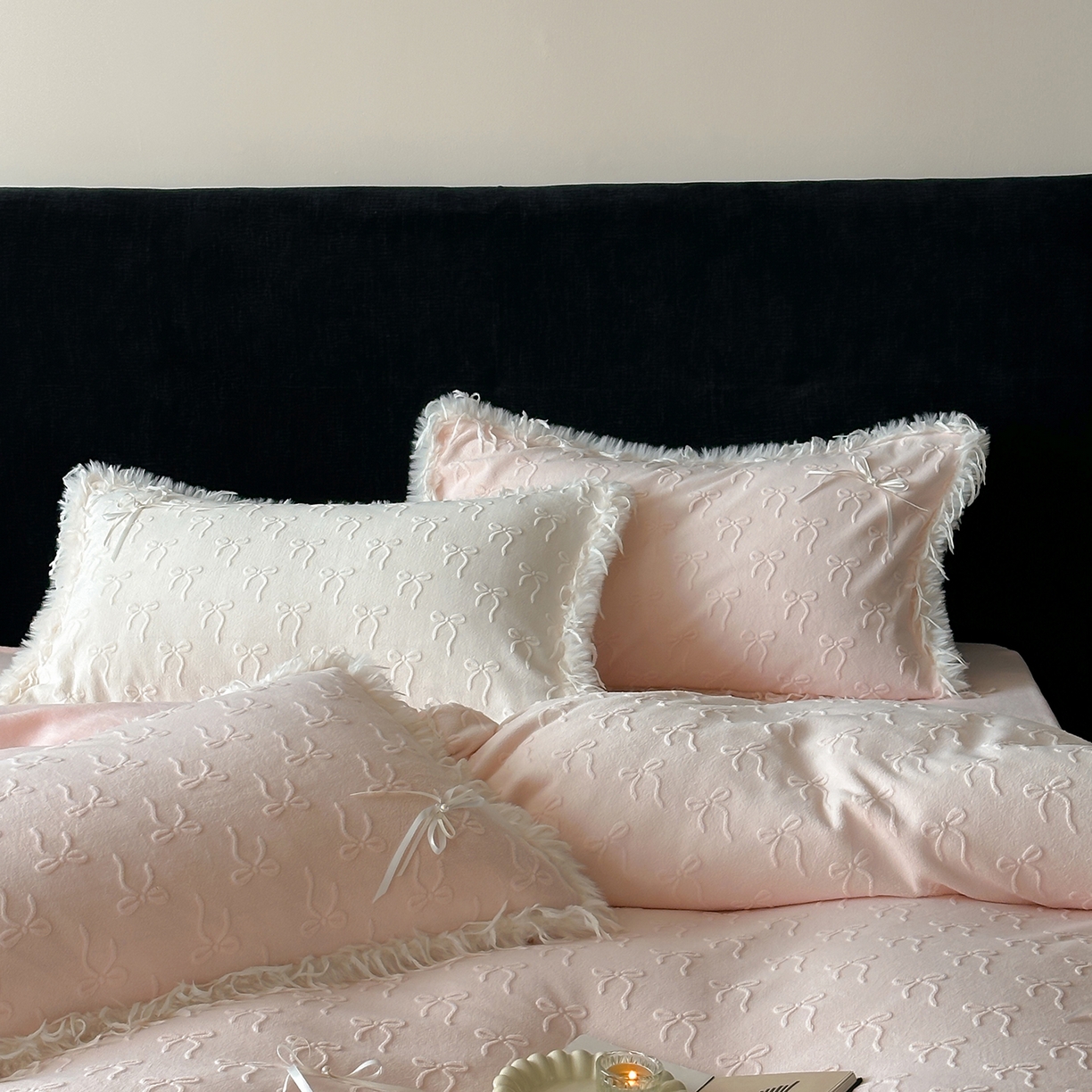 91家纺网 家纺一手货源 找家纺 佳汐蓝家纺 2025秋冬新款230g牛奶绒雕花+立体蝴蝶结+韩式羽毛花边四件套--维密 维密-粉色