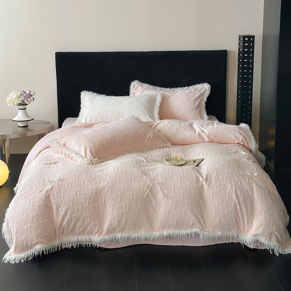 91家纺网 家纺一手货源 找家纺 佳汐蓝家纺 2025秋冬新款230g牛奶绒雕花+立体蝴蝶结+韩式羽毛花边四件套--维密 维密-粉色