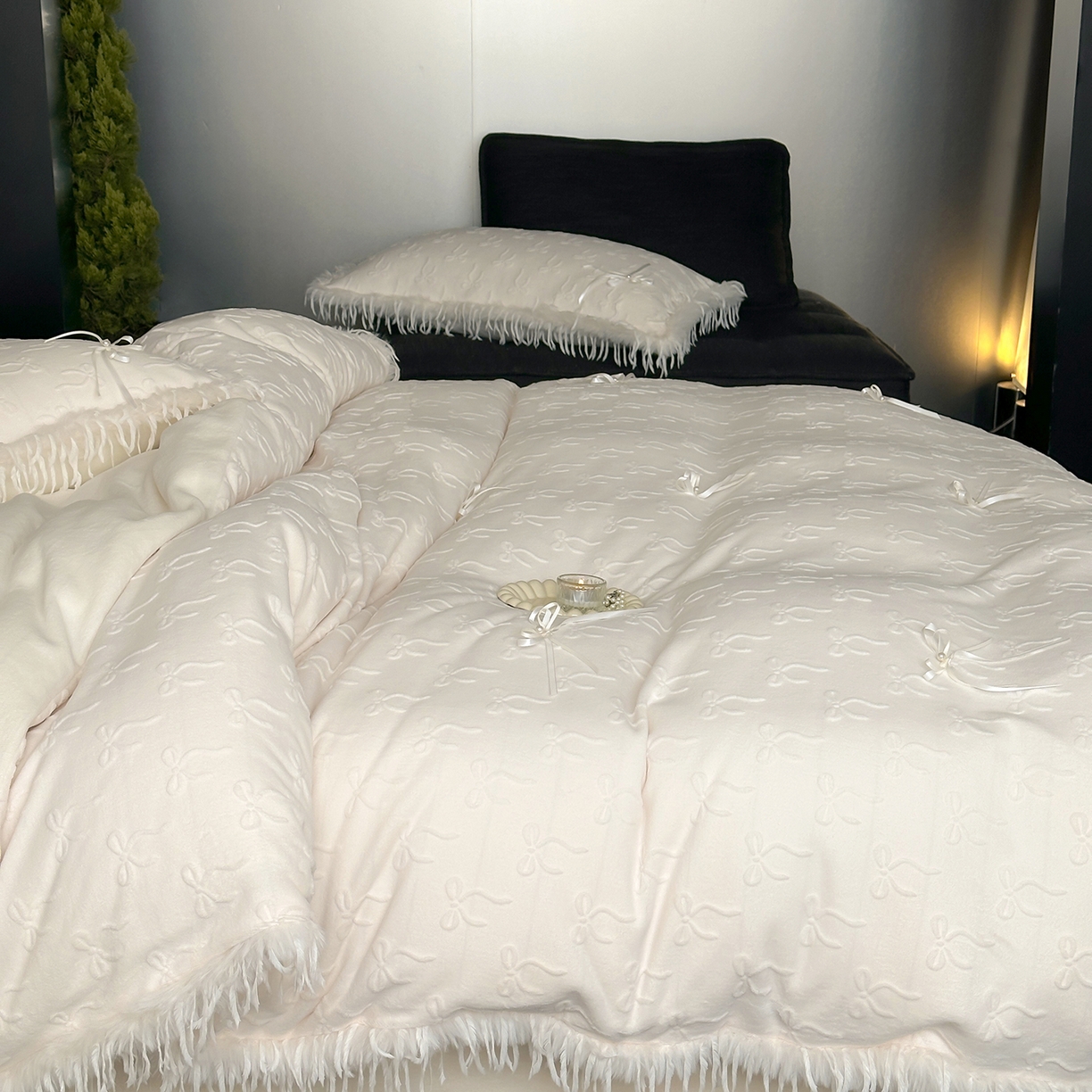 91家纺网 家纺一手货源 找家纺 （总）佳汐蓝家纺 2025秋冬新款230g牛奶绒雕花+立体蝴蝶结+韩式羽毛花边四件套--维密