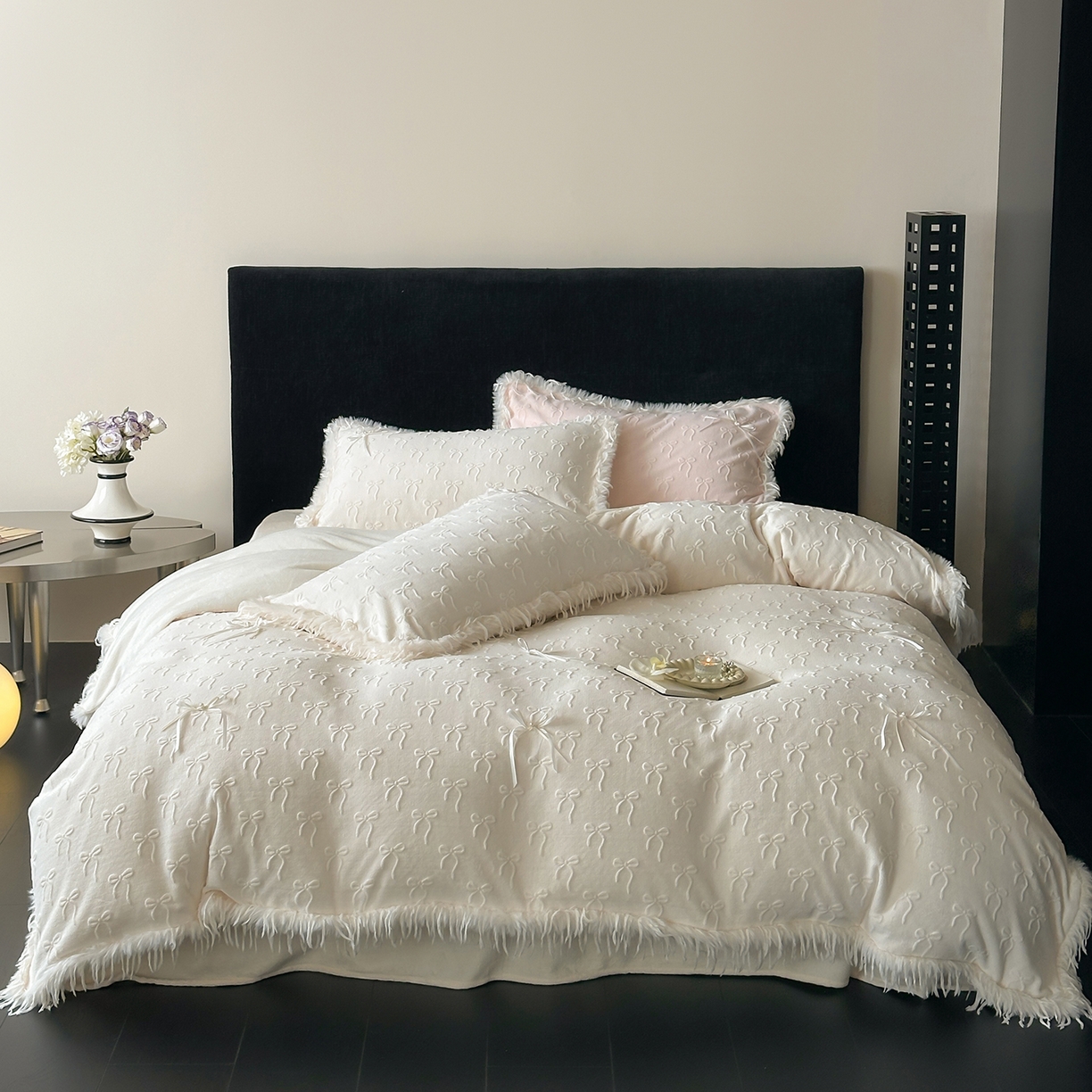 佳汐蓝家纺 2025秋冬新款230g牛奶绒雕花+立体蝴蝶结+韩式羽毛花边四件套--维密 维密-白色