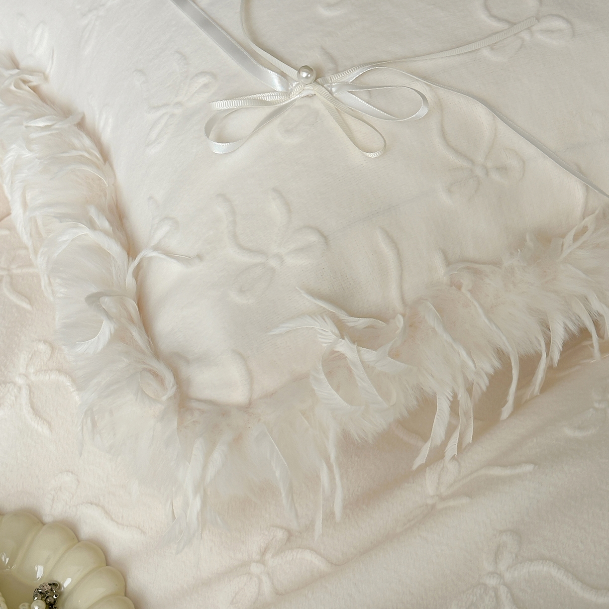 91家纺网 家纺一手货源 找家纺 （总）佳汐蓝家纺 2025秋冬新款230g牛奶绒雕花+立体蝴蝶结+韩式羽毛花边四件套--维密