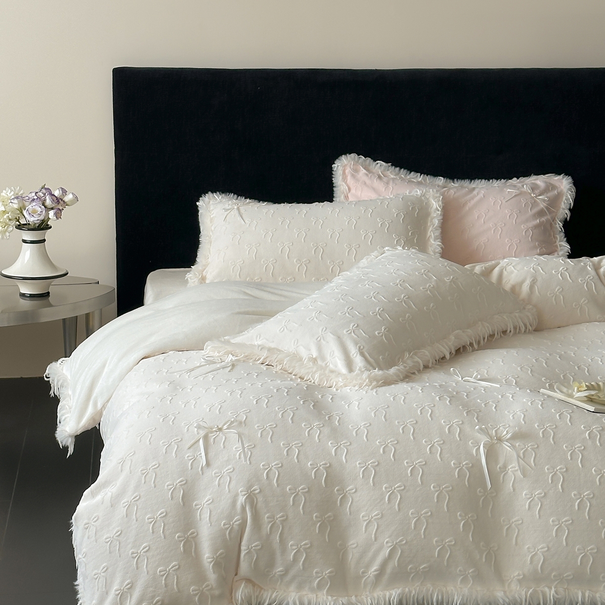 91家纺网 家纺一手货源 找家纺 （总）佳汐蓝家纺 2025秋冬新款230g牛奶绒雕花+立体蝴蝶结+韩式羽毛花边四件套--维密