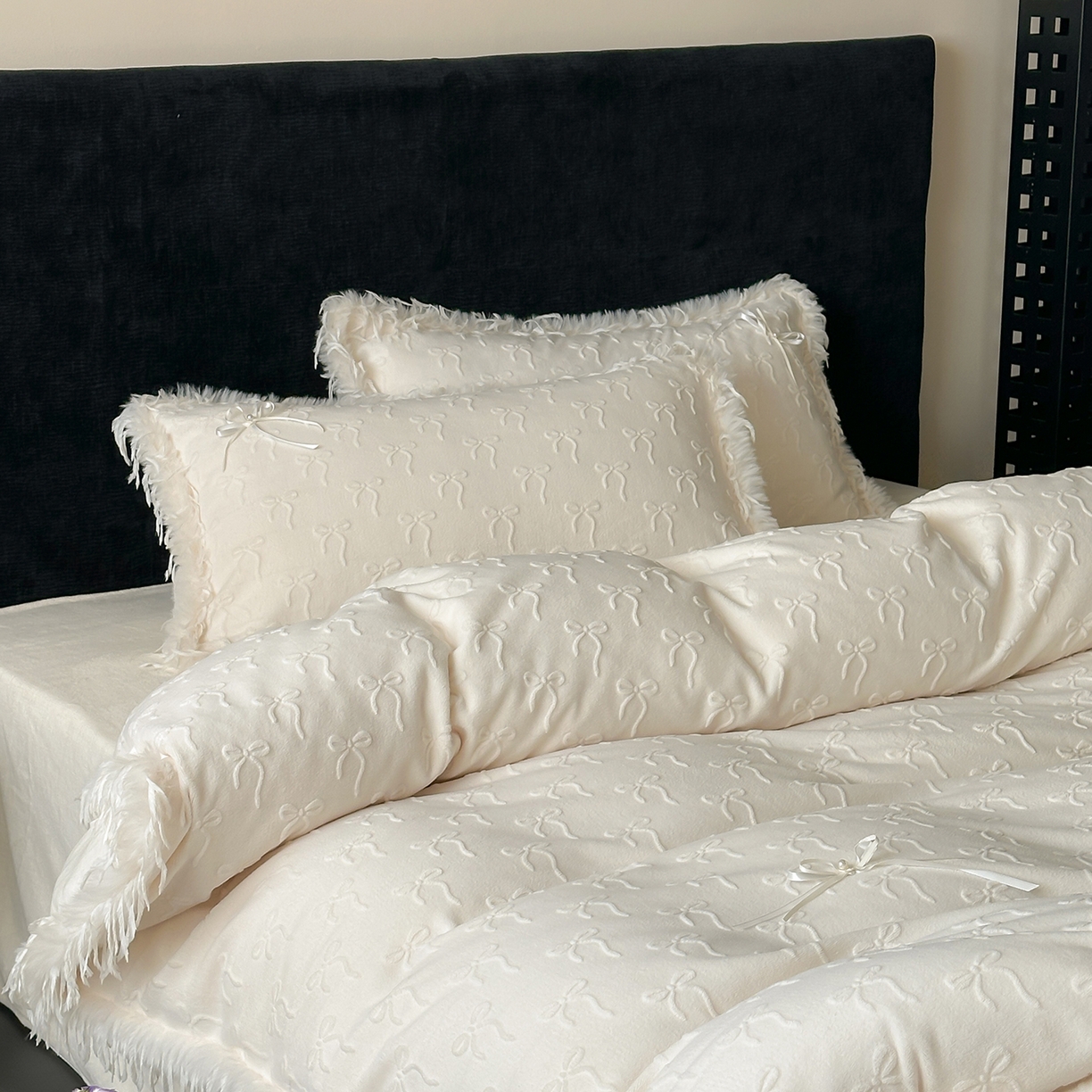 91家纺网 家纺一手货源 找家纺 （总）佳汐蓝家纺 2025秋冬新款230g牛奶绒雕花+立体蝴蝶结+韩式羽毛花边四件套--维密