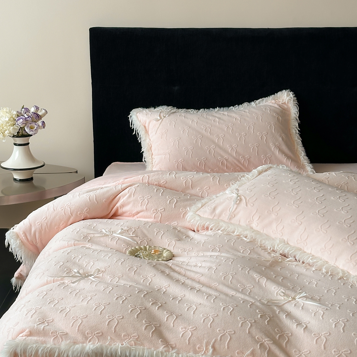 91家纺网 家纺一手货源 找家纺 佳汐蓝家纺 2025秋冬新款230g牛奶绒雕花+立体蝴蝶结+韩式羽毛花边四件套--维密 维密-粉色