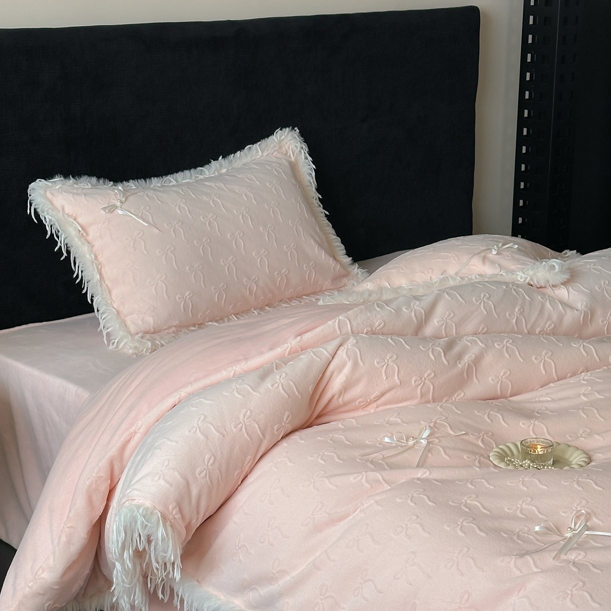 91家纺网 家纺一手货源 找家纺 佳汐蓝家纺 2025秋冬新款230g牛奶绒雕花+立体蝴蝶结+韩式羽毛花边四件套--维密 维密-粉色