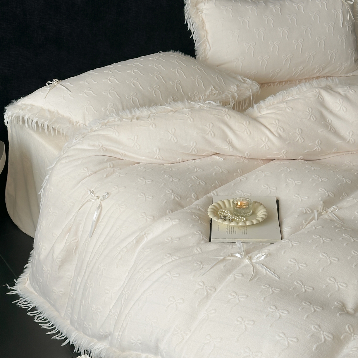 91家纺网 家纺一手货源 找家纺 （总）佳汐蓝家纺 2025秋冬新款230g牛奶绒雕花+立体蝴蝶结+韩式羽毛花边四件套--维密