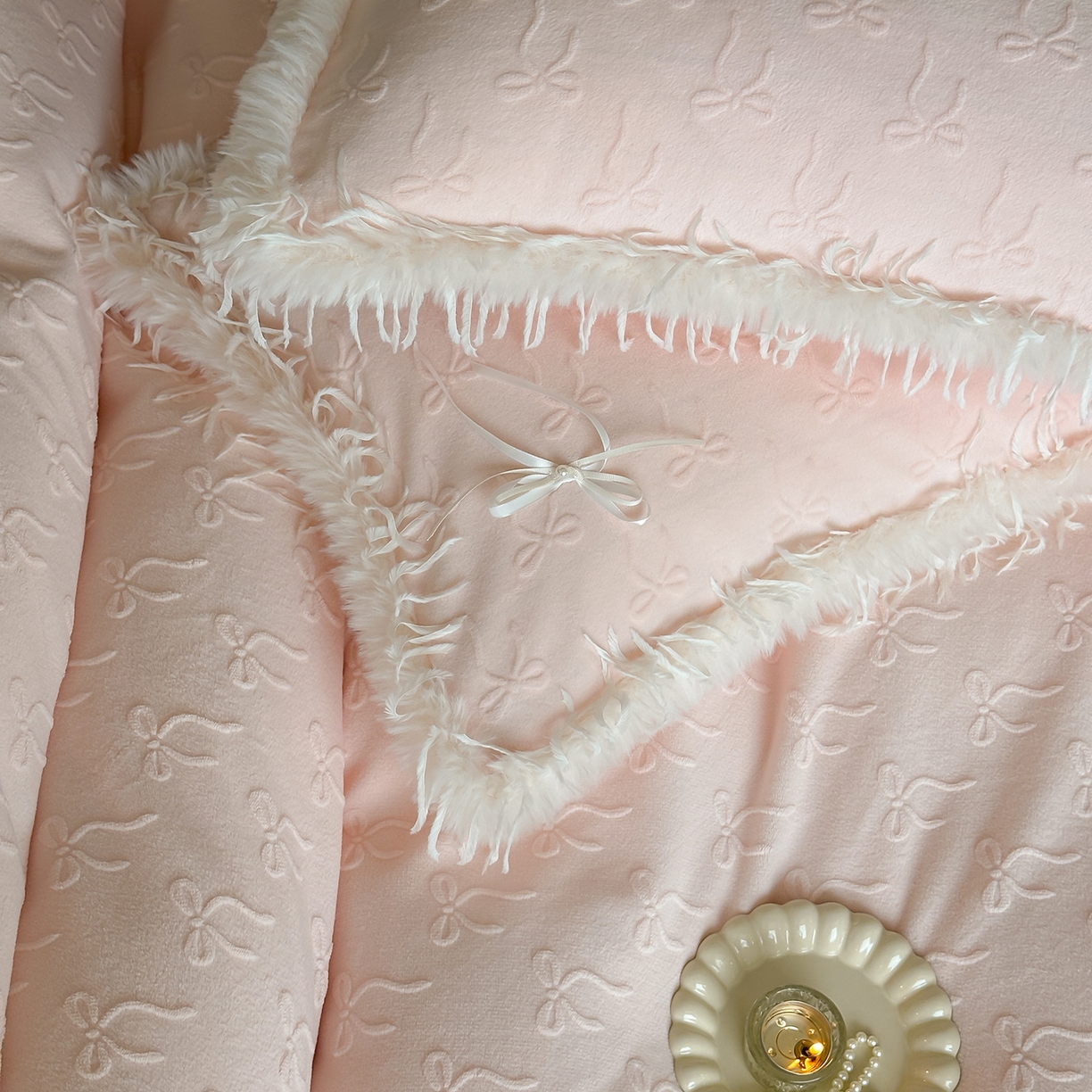 91家纺网 家纺一手货源 找家纺 佳汐蓝家纺 2025秋冬新款230g牛奶绒雕花+立体蝴蝶结+韩式羽毛花边四件套--维密 维密-粉色