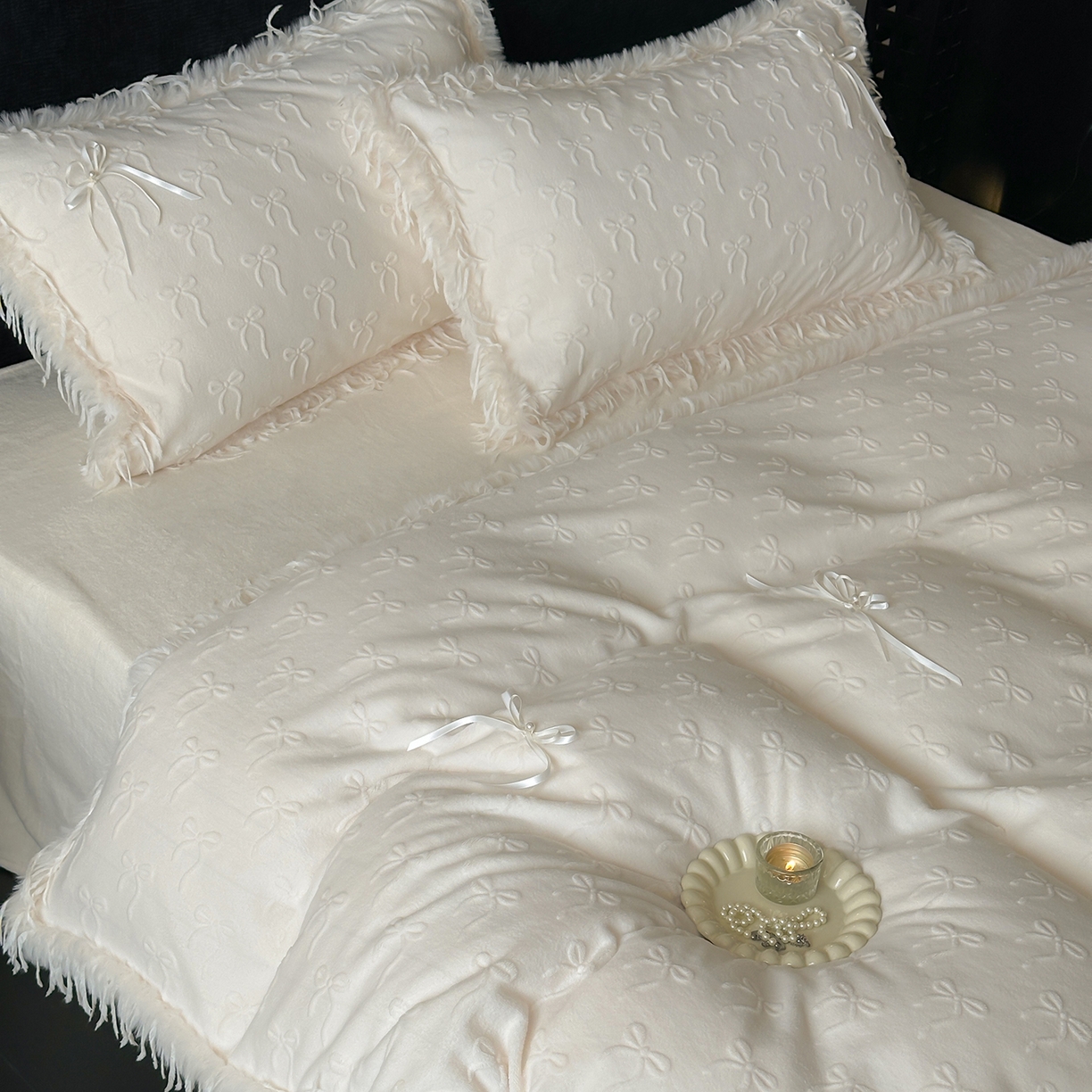 91家纺网 家纺一手货源 找家纺 佳汐蓝家纺 2025秋冬新款230g牛奶绒雕花+立体蝴蝶结+韩式羽毛花边四件套--维密 维密-白色