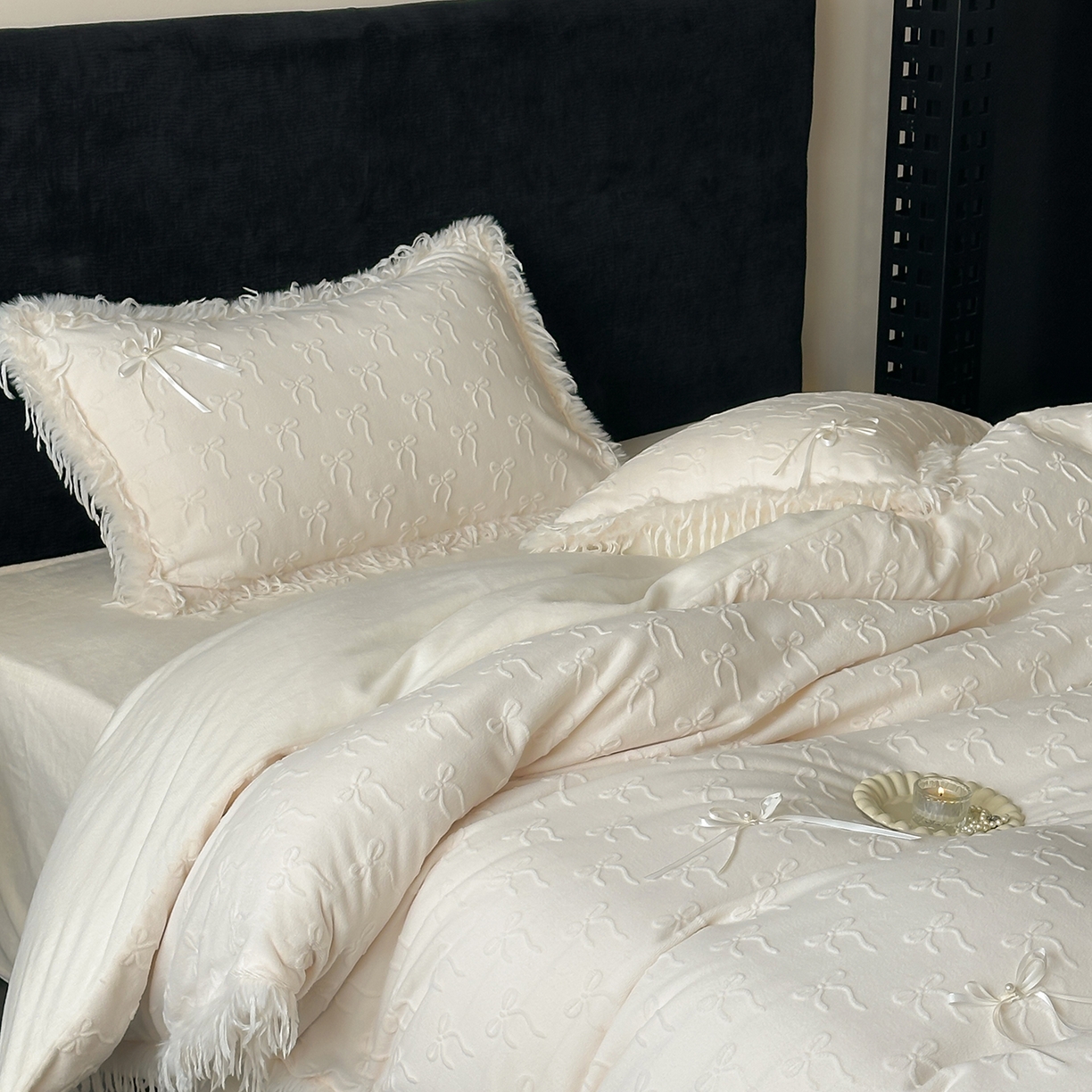 91家纺网 家纺一手货源 找家纺 佳汐蓝家纺 2025秋冬新款230g牛奶绒雕花+立体蝴蝶结+韩式羽毛花边四件套--维密 维密-白色