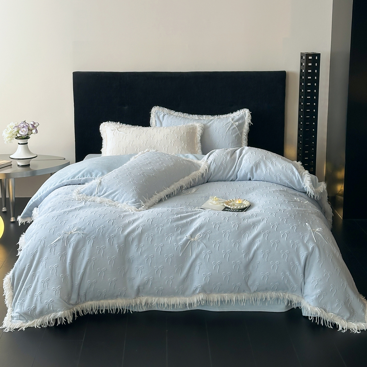 91家纺网 家纺一手货源 找家纺 （总）佳汐蓝家纺 2025秋冬新款230g牛奶绒雕花+立体蝴蝶结+韩式羽毛花边四件套--维密