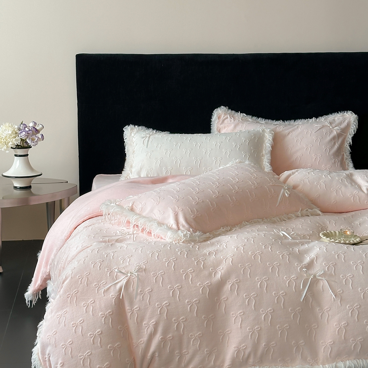 91家纺网 家纺一手货源 找家纺 佳汐蓝家纺 2025秋冬新款230g牛奶绒雕花+立体蝴蝶结+韩式羽毛花边四件套--维密 维密-粉色