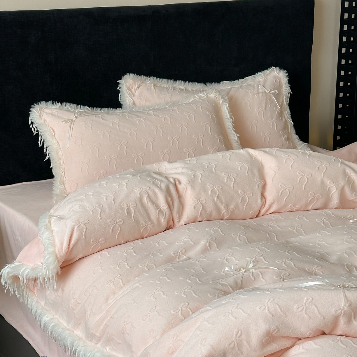 91家纺网 家纺一手货源 找家纺 佳汐蓝家纺 2025秋冬新款230g牛奶绒雕花+立体蝴蝶结+韩式羽毛花边四件套--维密 维密-粉色