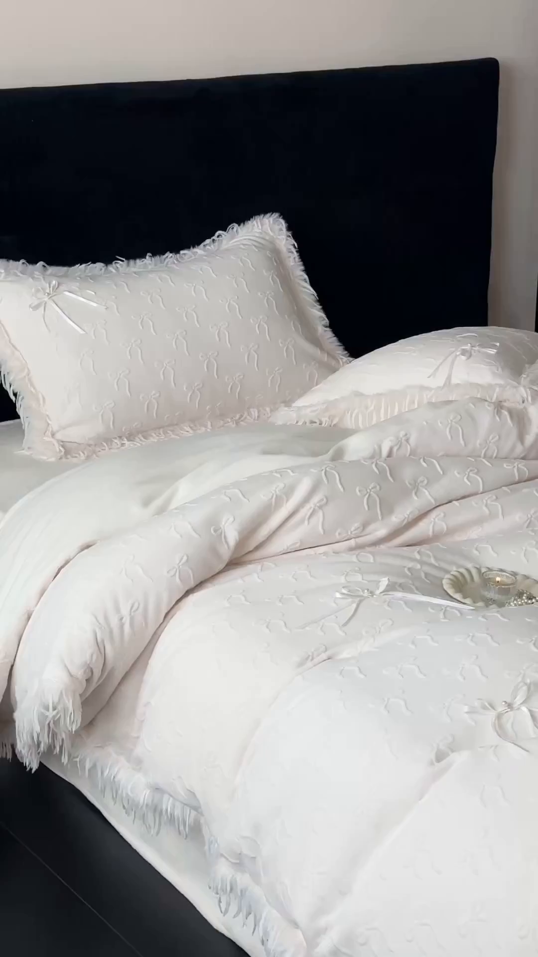 91家纺网 家纺一手货源 找家纺 佳汐蓝家纺 2025秋冬新款230g牛奶绒雕花+立体蝴蝶结+韩式羽毛花边四件套--维密 维密-白色