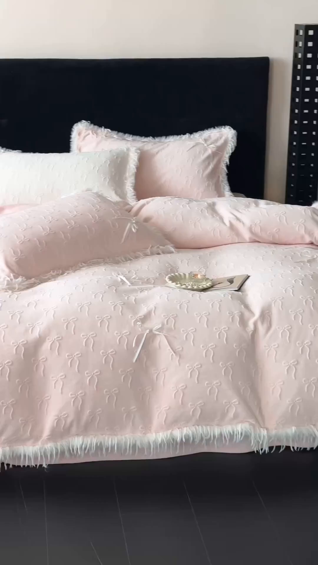 91家纺网 家纺一手货源 找家纺 佳汐蓝家纺 2025秋冬新款230g牛奶绒雕花+立体蝴蝶结+韩式羽毛花边四件套--维密 维密-粉色