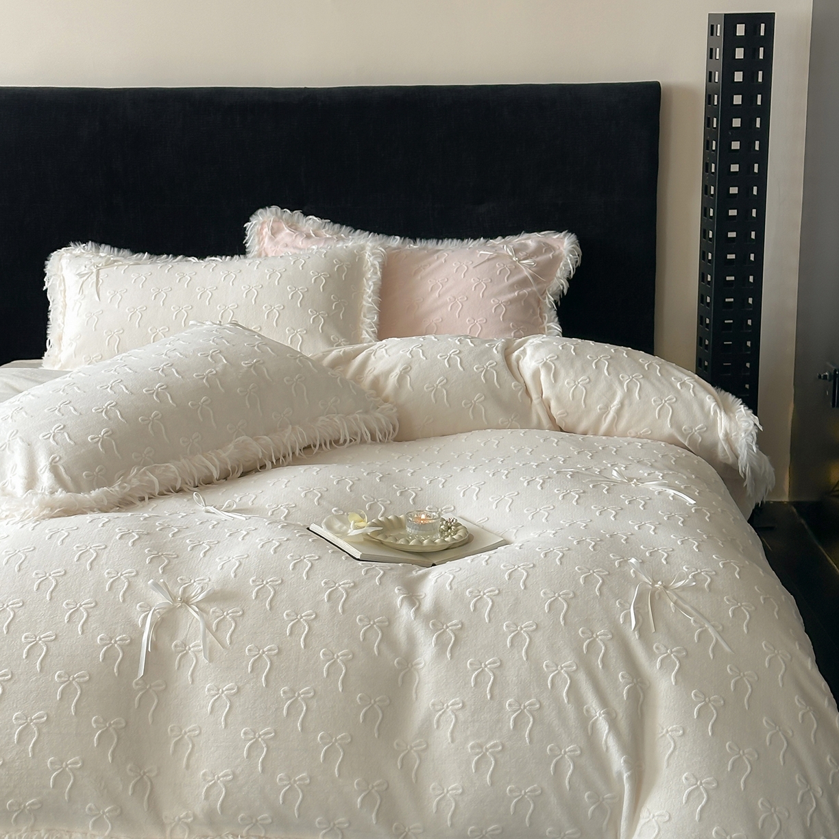 91家纺网 家纺一手货源 找家纺 （总）佳汐蓝家纺 2025秋冬新款230g牛奶绒雕花+立体蝴蝶结+韩式羽毛花边四件套--维密