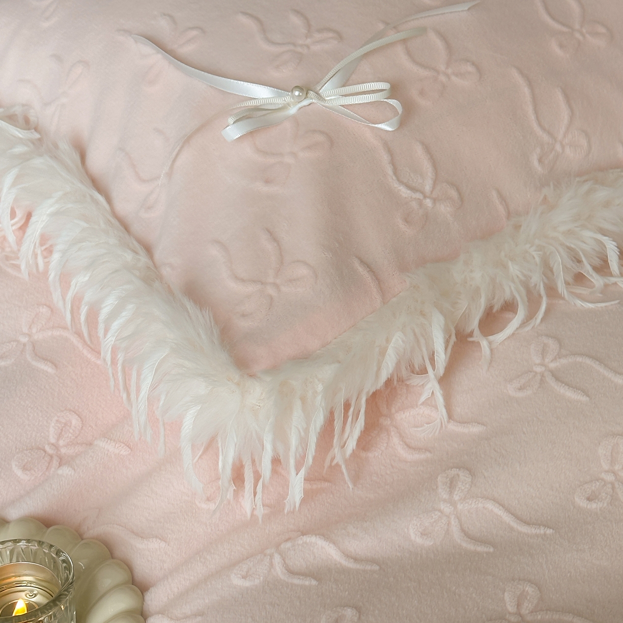 91家纺网 家纺一手货源 找家纺 佳汐蓝家纺 2025秋冬新款230g牛奶绒雕花+立体蝴蝶结+韩式羽毛花边四件套--维密 维密-粉色