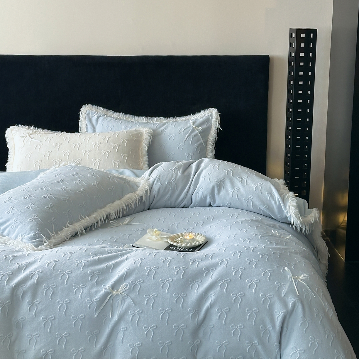 91家纺网 家纺一手货源 找家纺 佳汐蓝家纺 2025秋冬新款230g牛奶绒雕花+立体蝴蝶结+韩式羽毛花边四件套--维密 维密-蓝色