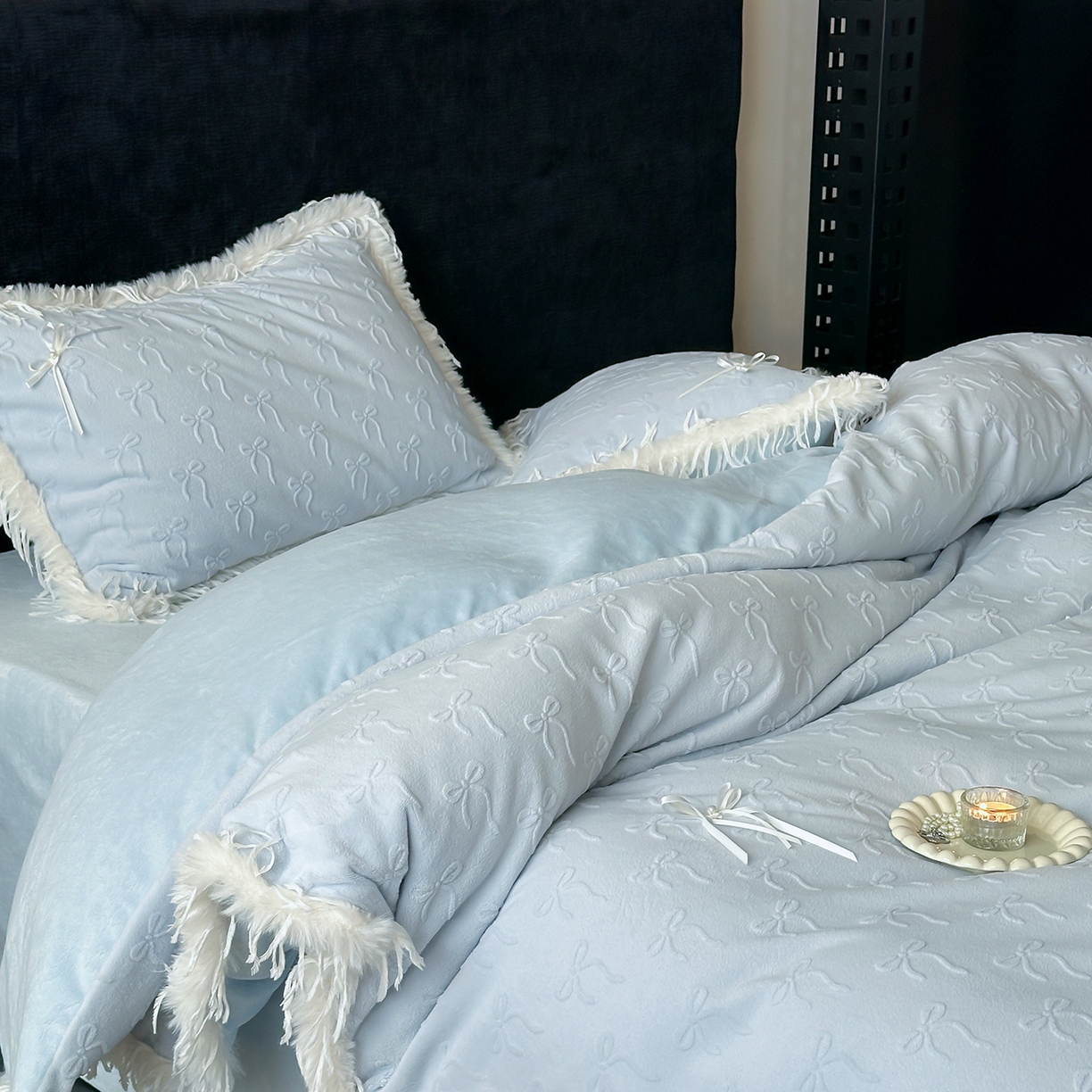 91家纺网 家纺一手货源 找家纺 佳汐蓝家纺 2025秋冬新款230g牛奶绒雕花+立体蝴蝶结+韩式羽毛花边四件套--维密 维密-蓝色