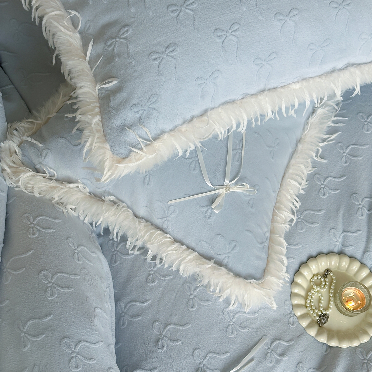 91家纺网 家纺一手货源 找家纺 佳汐蓝家纺 2025秋冬新款230g牛奶绒雕花+立体蝴蝶结+韩式羽毛花边四件套--维密 维密-蓝色