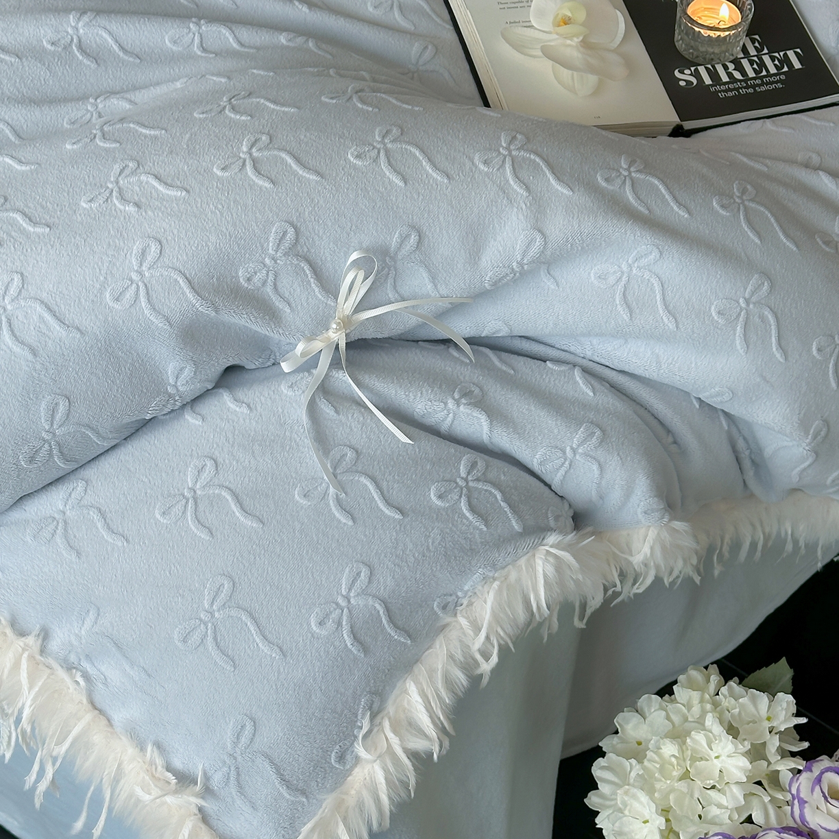 91家纺网 家纺一手货源 找家纺 佳汐蓝家纺 2025秋冬新款230g牛奶绒雕花+立体蝴蝶结+韩式羽毛花边四件套--维密 维密-蓝色