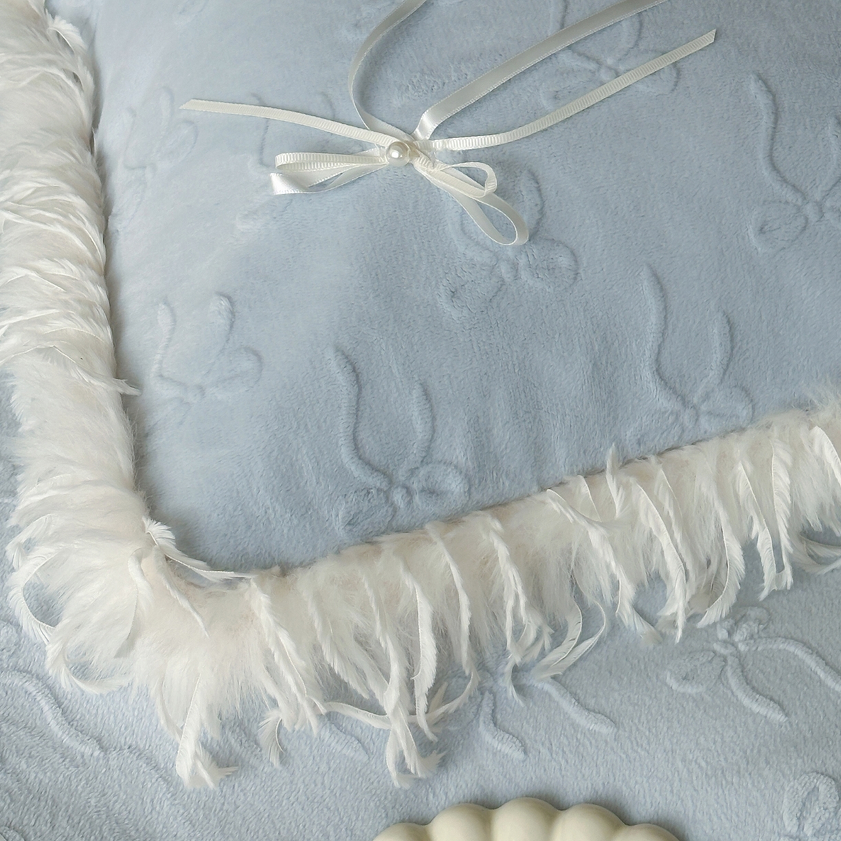 91家纺网 家纺一手货源 找家纺 佳汐蓝家纺 2025秋冬新款230g牛奶绒雕花+立体蝴蝶结+韩式羽毛花边四件套--维密 维密-蓝色