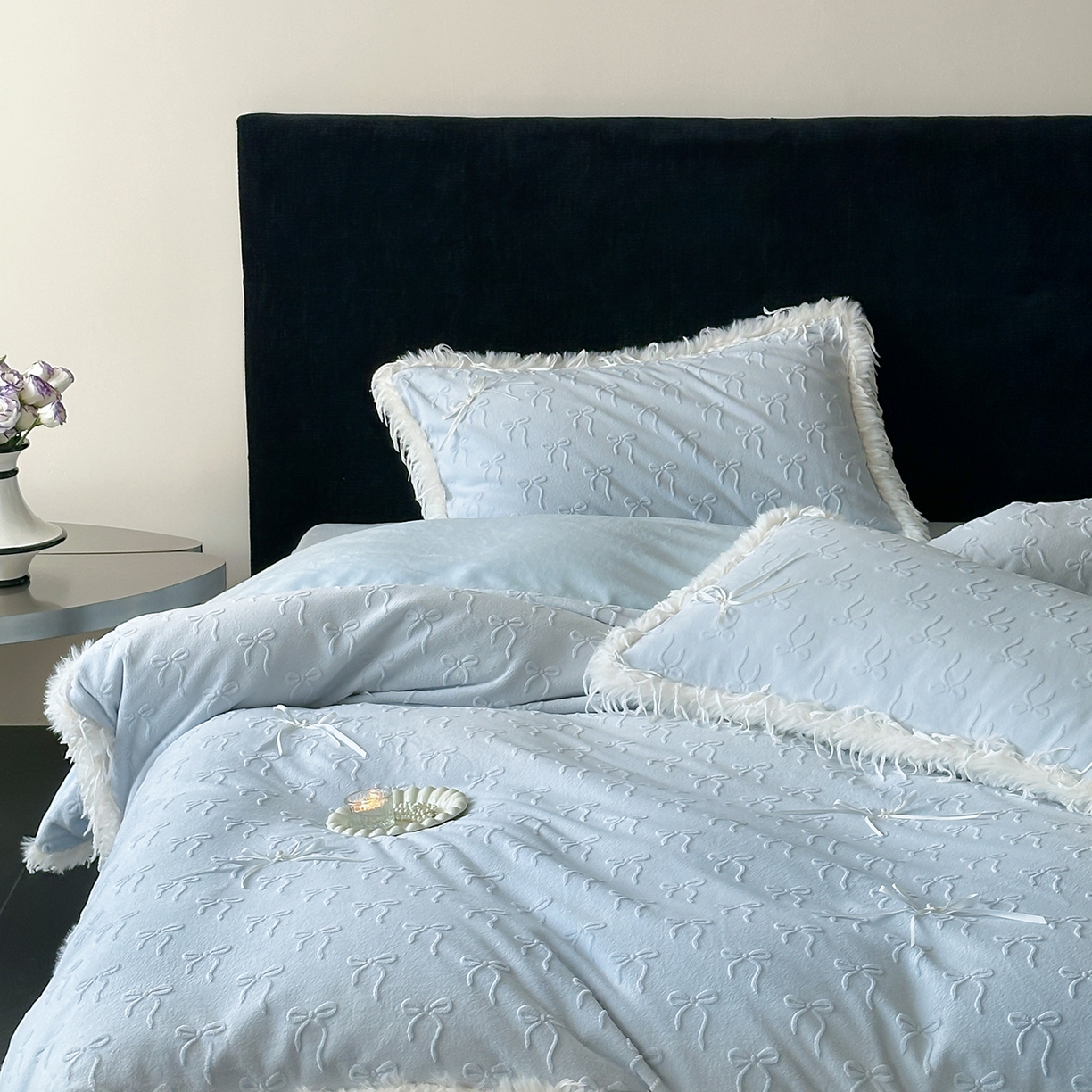 91家纺网 家纺一手货源 找家纺 佳汐蓝家纺 2025秋冬新款230g牛奶绒雕花+立体蝴蝶结+韩式羽毛花边四件套--维密 维密-蓝色