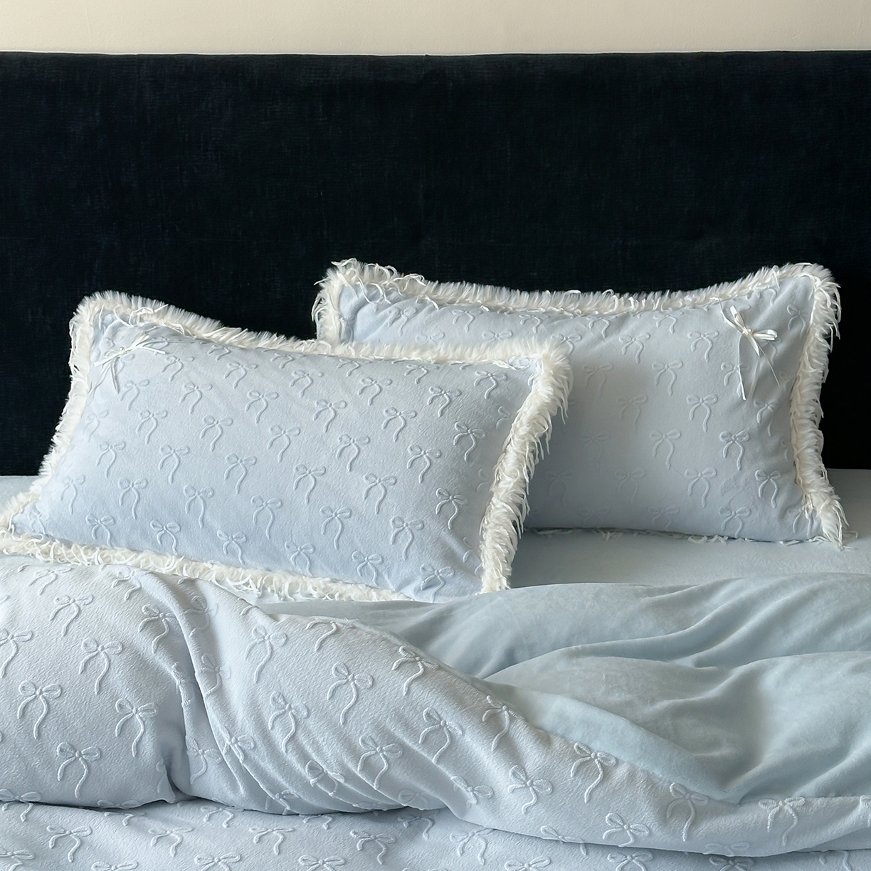 91家纺网 家纺一手货源 找家纺 佳汐蓝家纺 2025秋冬新款230g牛奶绒雕花+立体蝴蝶结+韩式羽毛花边四件套--维密 维密-蓝色