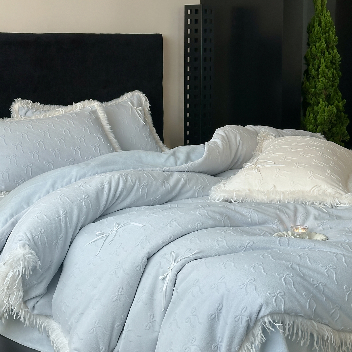 91家纺网 家纺一手货源 找家纺 佳汐蓝家纺 2025秋冬新款230g牛奶绒雕花+立体蝴蝶结+韩式羽毛花边四件套--维密 维密-蓝色