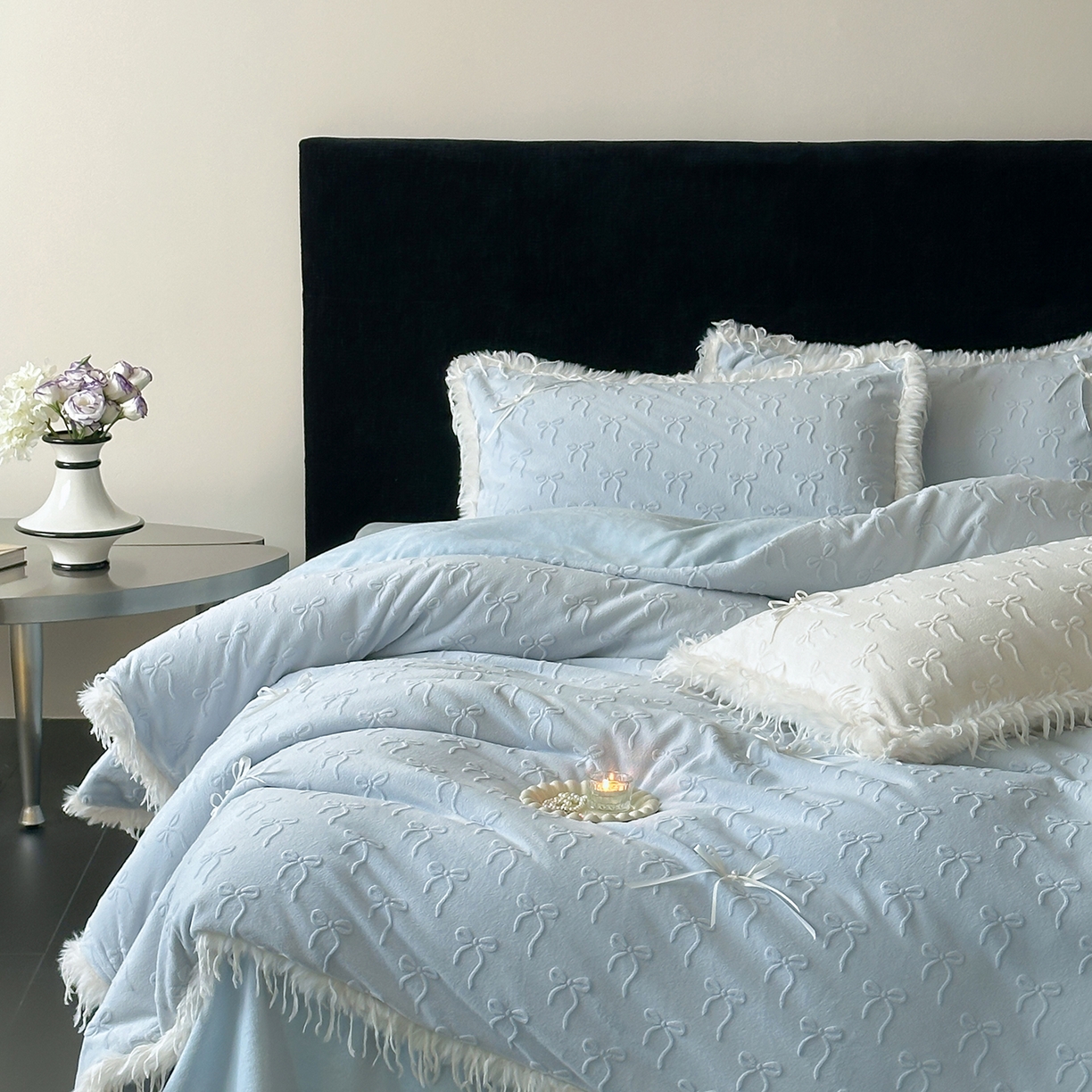 91家纺网 家纺一手货源 找家纺 佳汐蓝家纺 2025秋冬新款230g牛奶绒雕花+立体蝴蝶结+韩式羽毛花边四件套--维密 维密-蓝色