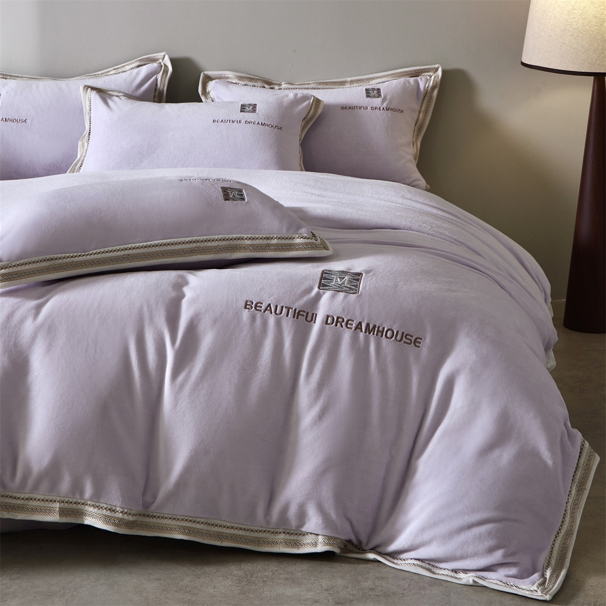 91家纺网 家纺一手货源 找家纺 优悦生活馆 2025新款纯色高克重牛奶绒刺绣四件套-理享家 理享家-紫