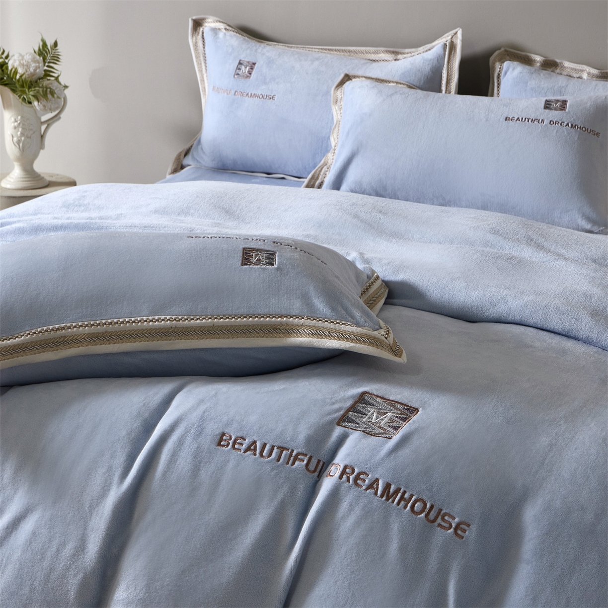 91家纺网 家纺一手货源 找家纺 优悦生活馆 2025新款纯色高克重牛奶绒刺绣四件套-理享家 理享家-蓝