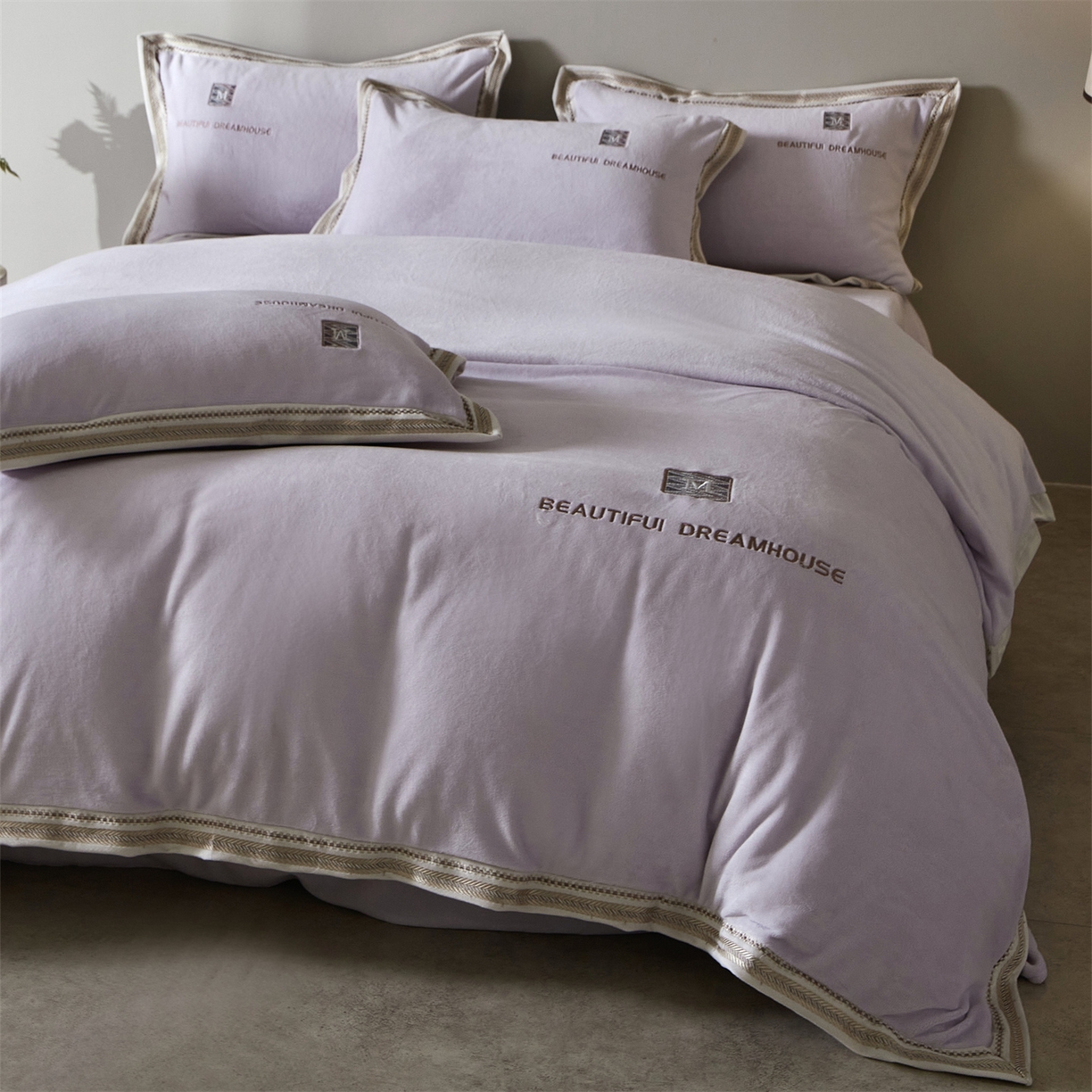 91家纺网 家纺一手货源 找家纺 （总）优悦生活馆 2025新款纯色高克重牛奶绒刺绣四件套-理享家