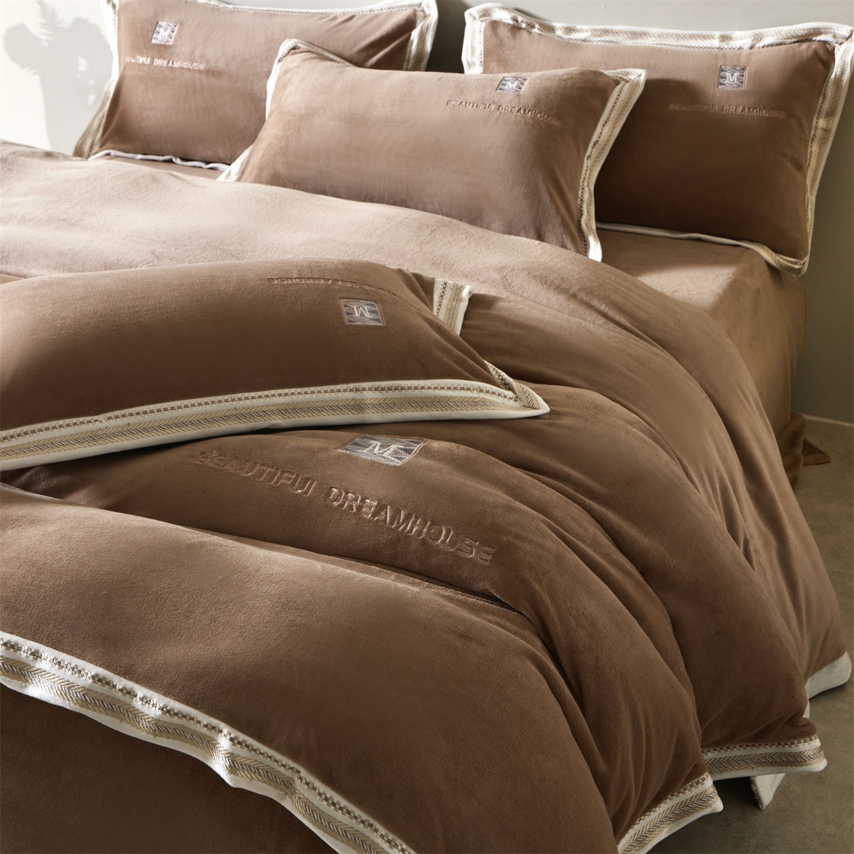 91家纺网 家纺一手货源 找家纺 优悦生活馆 2025新款纯色高克重牛奶绒刺绣四件套-理享家 理享家-咖