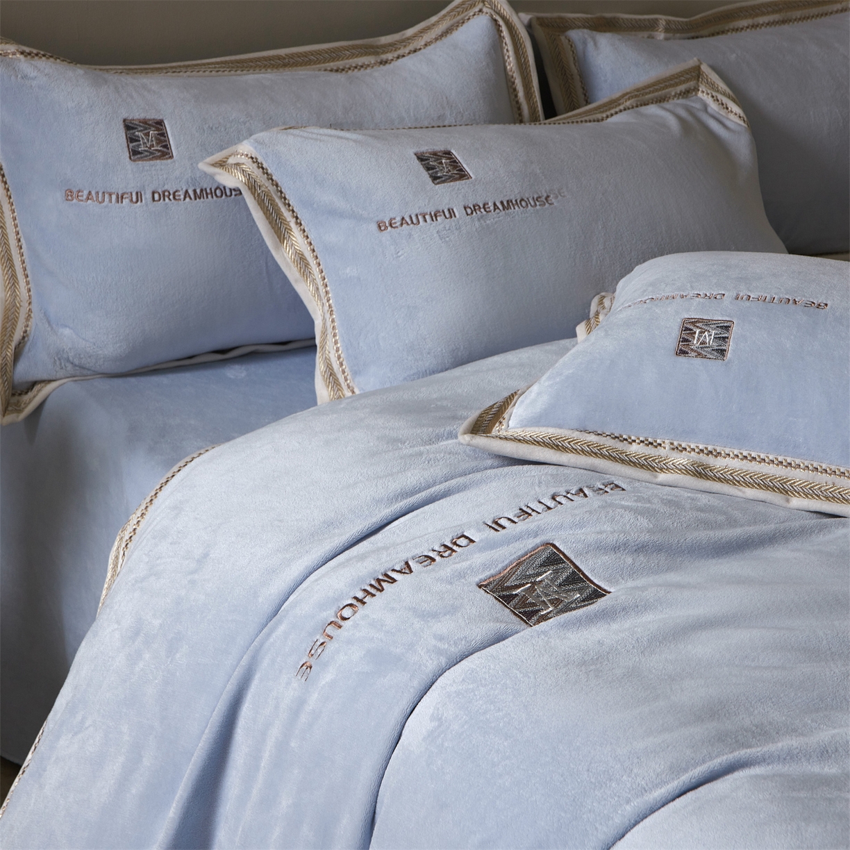 91家纺网 家纺一手货源 找家纺 优悦生活馆 2025新款纯色高克重牛奶绒刺绣四件套-理享家 理享家-蓝