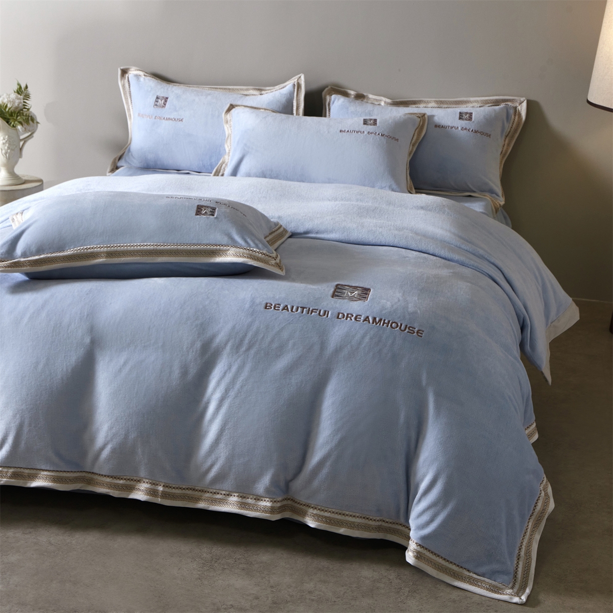 91家纺网 家纺一手货源 找家纺 优悦生活馆 2025新款纯色高克重牛奶绒刺绣四件套-理享家 理享家-蓝