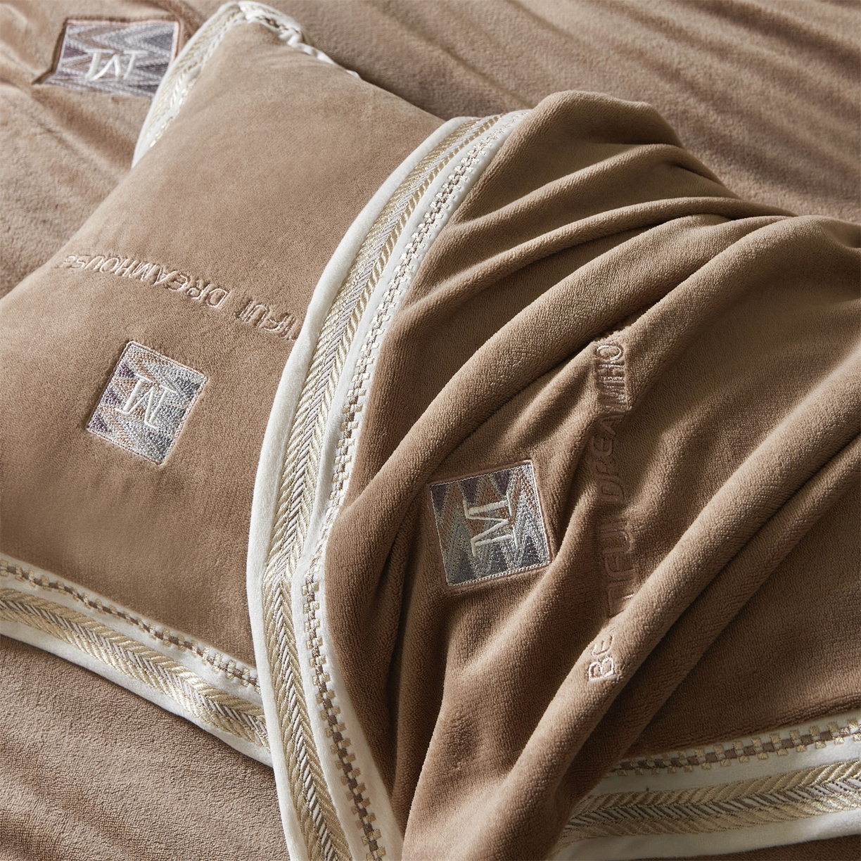 91家纺网 家纺一手货源 找家纺 优悦生活馆 2025新款纯色高克重牛奶绒刺绣四件套-理享家 理享家-咖