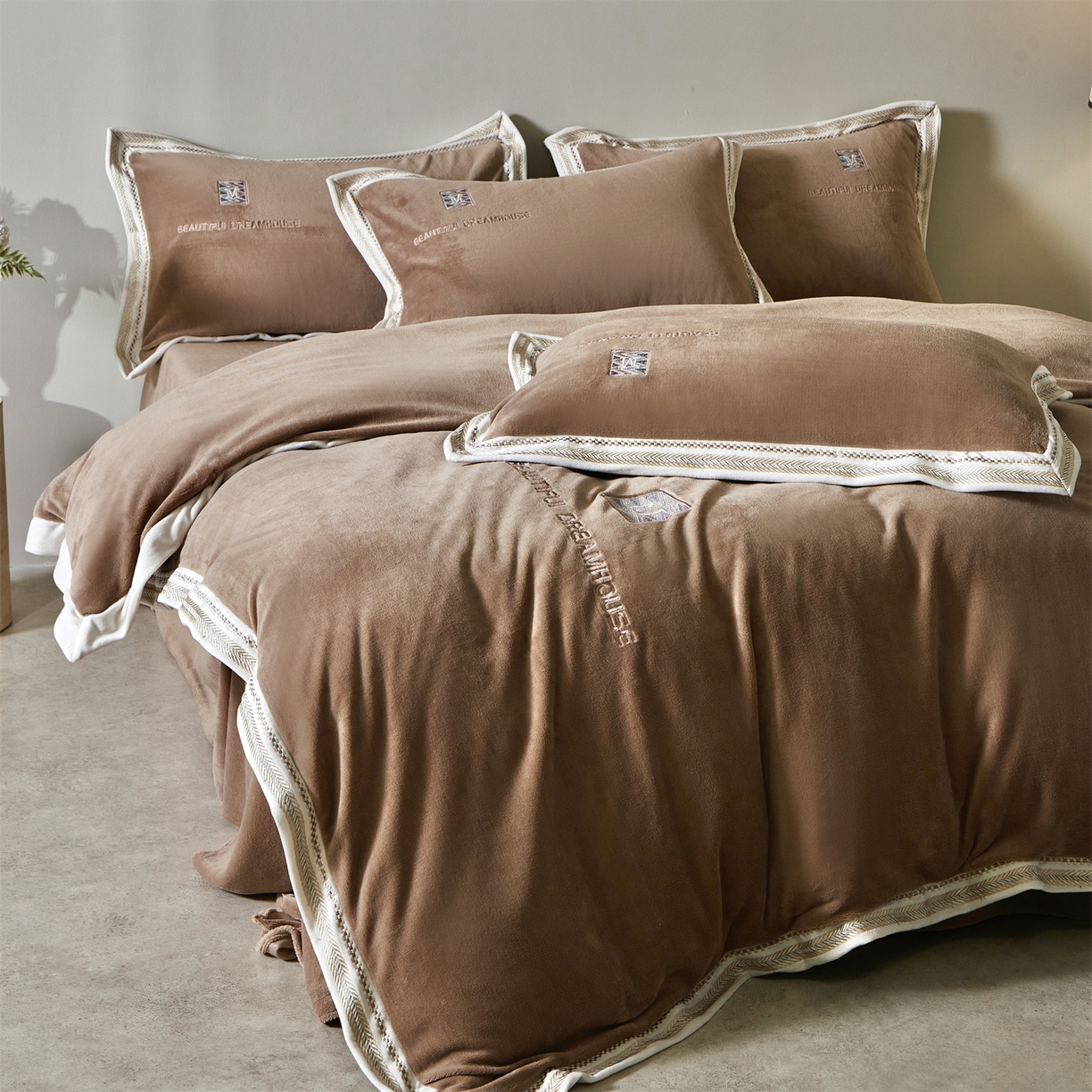 91家纺网 家纺一手货源 找家纺 优悦生活馆 2025新款纯色高克重牛奶绒刺绣四件套-理享家 理享家-咖