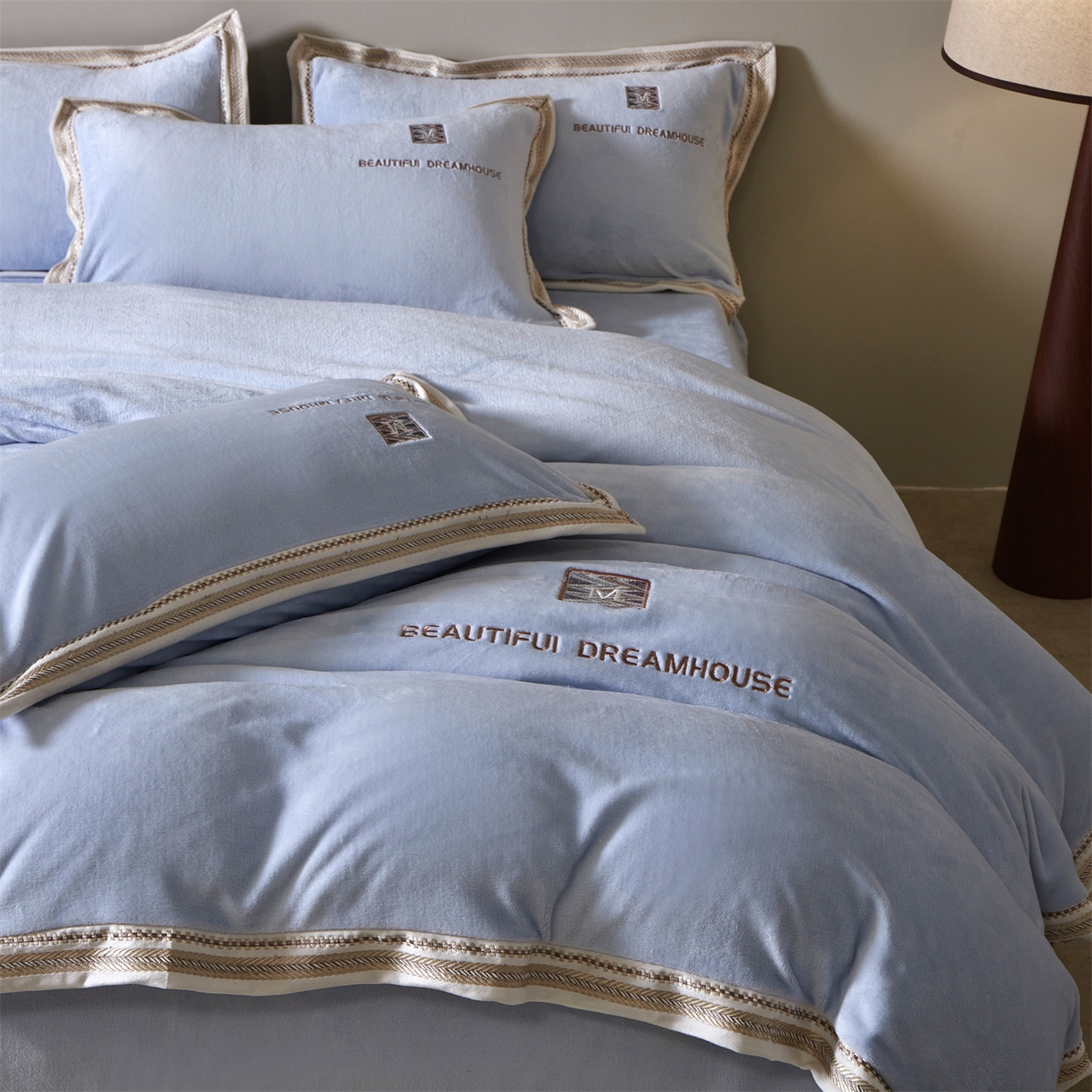 91家纺网 家纺一手货源 找家纺 优悦生活馆 2025新款纯色高克重牛奶绒刺绣四件套-理享家 理享家-蓝