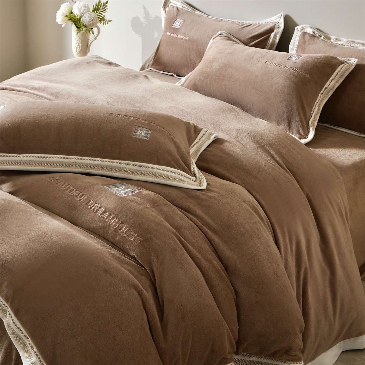 91家纺网 家纺一手货源 找家纺 优悦生活馆 2025新款纯色高克重牛奶绒刺绣四件套-理享家 理享家-咖