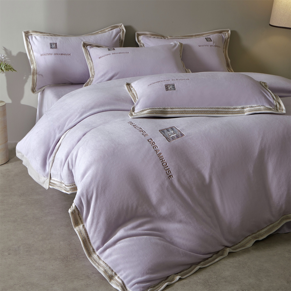 91家纺网 家纺一手货源 找家纺 优悦生活馆 2025新款纯色高克重牛奶绒刺绣四件套-理享家 理享家-紫